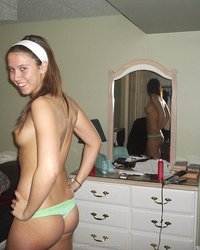 Озорная девушка позирует в трусах 9 фотография Озорная девушка позирует в трусах 9 фотография