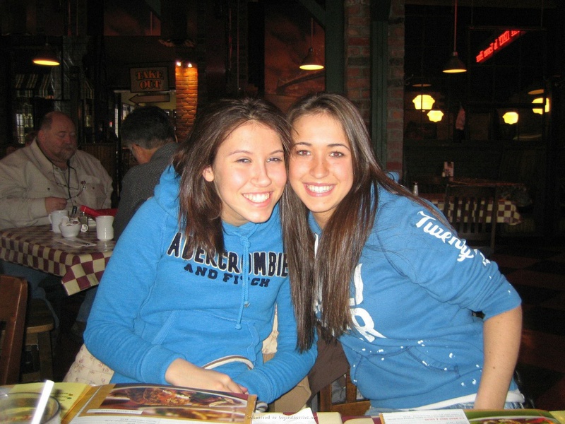 Озорная девушка позирует в трусах 14 фото