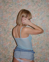 Кокетливая блондиночка, развалившись на ковре, зазывает трахаться 2 фотография Кокетливая блондиночка, развалившись на ковре, зазывает трахаться 2 фотография