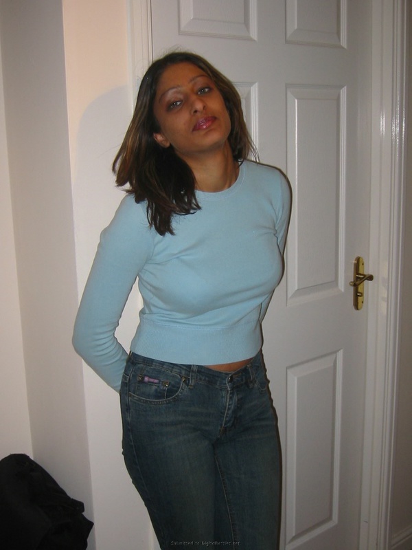 Смуглая соска позирует в ночной рубахе 12 фото