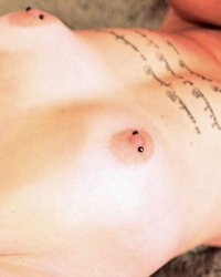 Татуированная любительница потрахушек нежится дома 8 фотография