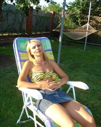 Курортница расслабляется у моря обнаженной 9 фотография Курортница расслабляется у моря обнаженной 9 фотография