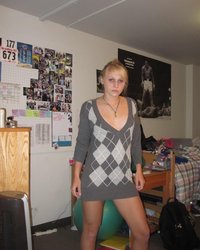 Белокурая студентка показала пилотку крупным планом 2 фотография Белокурая студентка показала пилотку крупным планом 2 фотография