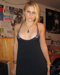 Белокурая студентка показала пилотку крупным планом 1 фотография Белокурая студентка показала пилотку крупным планом 1 фотография