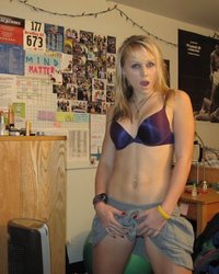 Белокурая студентка показала пилотку крупным планом 9 фотография Белокурая студентка показала пилотку крупным планом 9 фотография