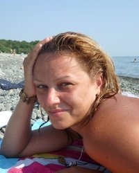 Полненькая шалунья не стесняется загорать топлес на людном пляже 5 фотография Полненькая шалунья не стесняется загорать топлес на людном пляже 5 фотография