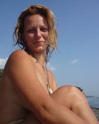 Полненькая шалунья не стесняется загорать топлес на людном пляже 4 фотография Полненькая шалунья не стесняется загорать топлес на людном пляже 4 фотография