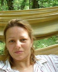 Полненькая шалунья не стесняется загорать топлес на людном пляже 1 фотография Полненькая шалунья не стесняется загорать топлес на людном пляже 1 фотография