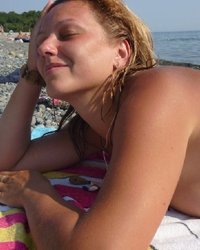 Полненькая шалунья не стесняется загорать топлес на людном пляже 7 фотография Полненькая шалунья не стесняется загорать топлес на людном пляже 7 фотография