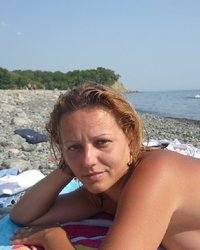 Полненькая шалунья не стесняется загорать топлес на людном пляже 8 фотография Полненькая шалунья не стесняется загорать топлес на людном пляже 8 фотография