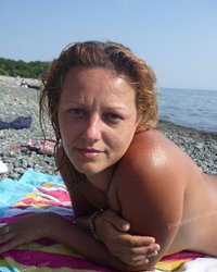 Полненькая шалунья не стесняется загорать топлес на людном пляже 6 фотография Полненькая шалунья не стесняется загорать топлес на людном пляже 6 фотография