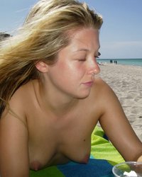 Аппетитная студентка отдыхает на море 4 фотография Аппетитная студентка отдыхает на море 4 фотография