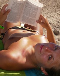 Аппетитная студентка отдыхает на море 9 фотография Аппетитная студентка отдыхает на море 9 фотография