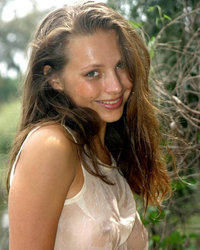 Милая девушка у реки в мокрой сорочке 10 фотография Милая девушка у реки в мокрой сорочке 10 фотография