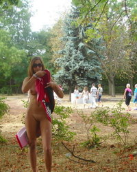 Девушка осматривает городские достопримечательности без одежды 2 фотография Девушка осматривает городские достопримечательности без одежды 2 фотография