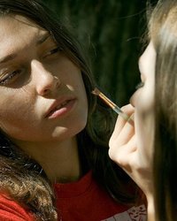 Анюта раздевается на свежем воздухе 2 фотография Анюта раздевается на свежем воздухе 2 фотография