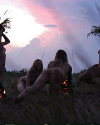 Обнажённые тёлочки празднуют Ивана Купала на лесной поляне 9 фотография Обнажённые тёлочки празднуют Ивана Купала на лесной поляне 9 фотография