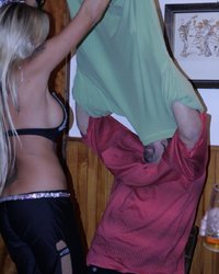 Горячая блондинка захотела приятеля прямо во время застолья 2 фотография