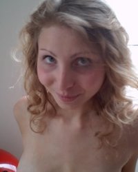 Лариса краснеет, но показывает свои симпатичные сиськи 2 фотография Лариса краснеет, но показывает свои симпатичные сиськи 2 фотография