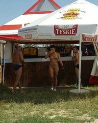 Николь ходит по стоянке без одежды 6 фотография Николь ходит по стоянке без одежды 6 фотография