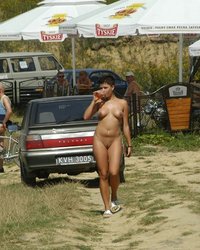 Николь ходит по стоянке без одежды 9 фотография Николь ходит по стоянке без одежды 9 фотография