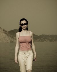 Девушка позирует на пляже 2 фотография Девушка позирует на пляже 2 фотография