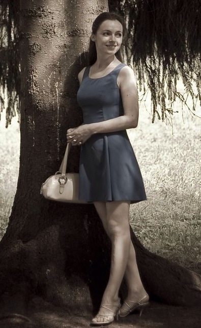 Девушка позирует на пляже 13 фото