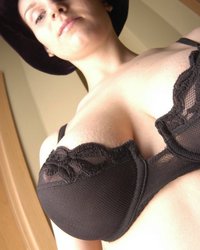 Модель в шляпе и с отличными буферами 5 фотография Модель в шляпе и с отличными буферами 5 фотография