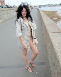 Подруга позирует голой на городской набережной 8 фотография