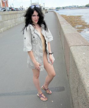 Подруга позирует голой на городской набережной