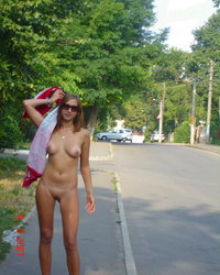 Эксгибиционистка оголяется на экскурсии в городе 3 фотография Эксгибиционистка оголяется на экскурсии в городе 3 фотография