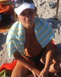 телочка загорает на пляже без лифчика 8 фотография телочка загорает на пляже без лифчика 8 фотография