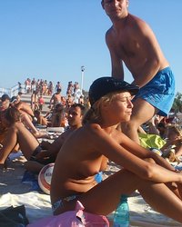 телочка загорает на пляже без лифчика 14 фотография телочка загорает на пляже без лифчика 14 фотография