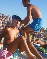 телочка загорает на пляже без лифчика 13 фотография телочка загорает на пляже без лифчика 13 фотография