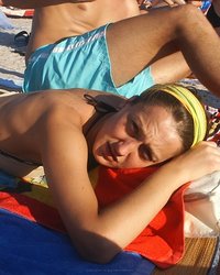 телочка загорает на пляже без лифчика 15 фотография телочка загорает на пляже без лифчика 15 фотография