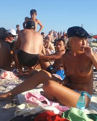 телочка загорает на пляже без лифчика 12 фотография телочка загорает на пляже без лифчика 12 фотография