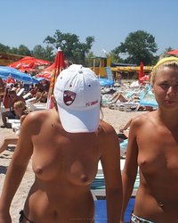 телочка загорает на пляже без лифчика 26 фотография телочка загорает на пляже без лифчика 26 фотография