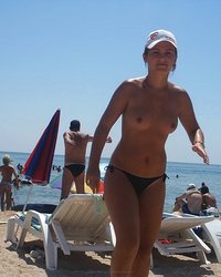 телочка загорает на пляже без лифчика 31 фотография телочка загорает на пляже без лифчика 31 фотография