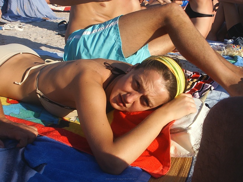 телочка загорает на пляже без лифчика 15 фото