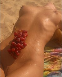 Машенька загорает голышом на горячем песке 11 фотография Машенька загорает голышом на горячем песке 11 фотография