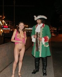 Развратная леди сняла одежду на набережной 3 фотография