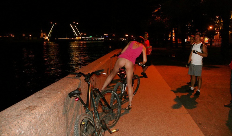 Развратная леди сняла одежду на набережной 9 фото