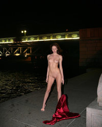 Худышка вышла голой ночью на набережную 13 фотография Худышка вышла голой ночью на набережную 13 фотография