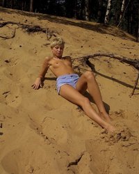 Красивая девушка позирует на песке 3 фотография Красивая девушка позирует на песке 3 фотография