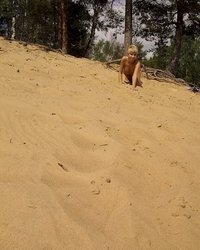 Красивая девушка позирует на песке 29 фотография Красивая девушка позирует на песке 29 фотография