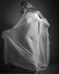 Кудрявая принцесса обожает съемки в черно-белых тонах 18 фотография