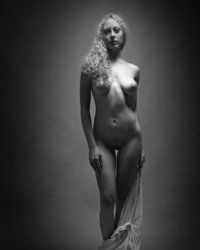 Кудрявая принцесса обожает съемки в черно-белых тонах 36 фотография