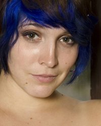 Аппетитная Симона раздевается в гараже 2 фотография Аппетитная Симона раздевается в гараже 2 фотография