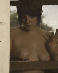 Аппетитная Симона раздевается в гараже 30 фотография Аппетитная Симона раздевается в гараже 30 фотография