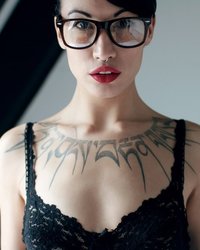 Девица соблазняет мужчин расписанным татуировками телом 1 фотография Девица соблазняет мужчин расписанным татуировками телом 1 фотография